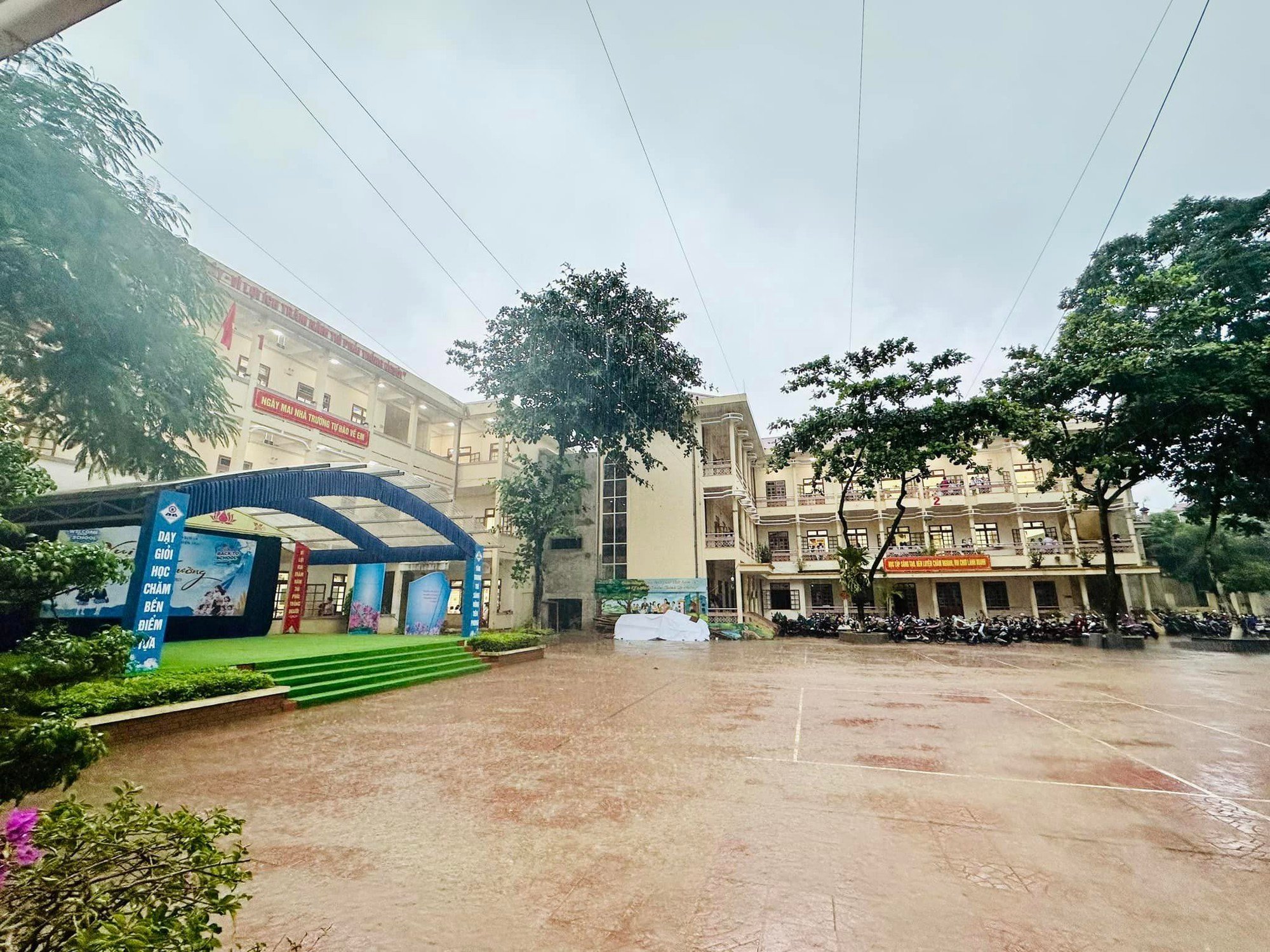 Sáng nay, học sinh cả nước tựu trường tưng bừng, rực rỡ sắc màu - Ảnh 1.
