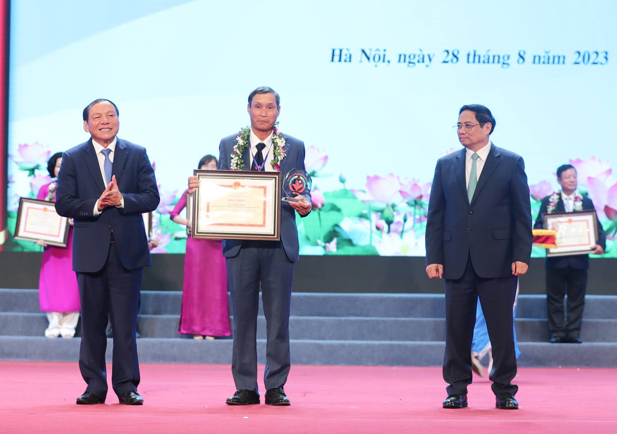 HLV Mai Đức Chung, nhạc sĩ Đỗ Hồng Quân, &quot;vua trăn&quot; Tống Toàn Thắng... được tuyên dương điển hình tiên tiến lĩnh vực văn hóa - Ảnh 2.