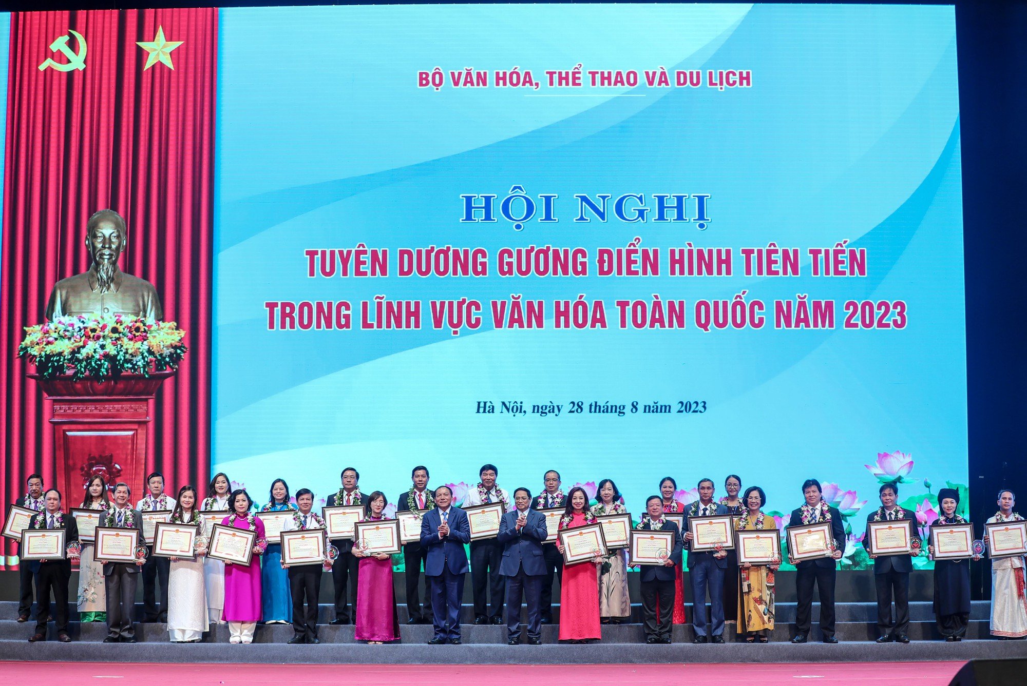 HLV Mai Đức Chung, nhạc sĩ Đỗ Hồng Quân, &quot;vua trăn&quot; Tống Toàn Thắng... được tuyên dương điển hình tiên tiến lĩnh vực văn hóa - Ảnh 8.