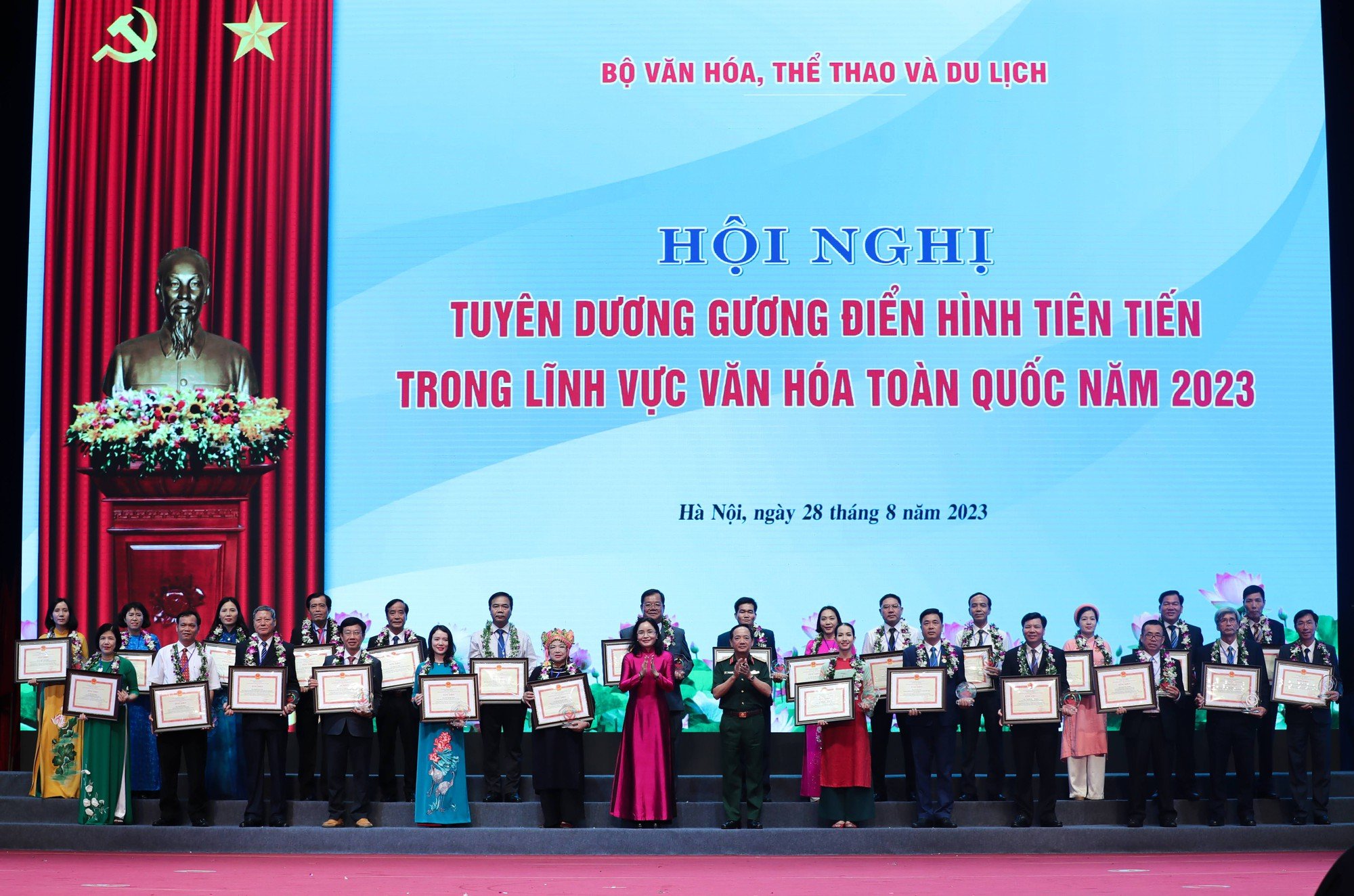 HLV Mai Đức Chung, nhạc sĩ Đỗ Hồng Quân, &quot;vua trăn&quot; Tống Toàn Thắng... được tuyên dương điển hình tiên tiến lĩnh vực văn hóa - Ảnh 9.