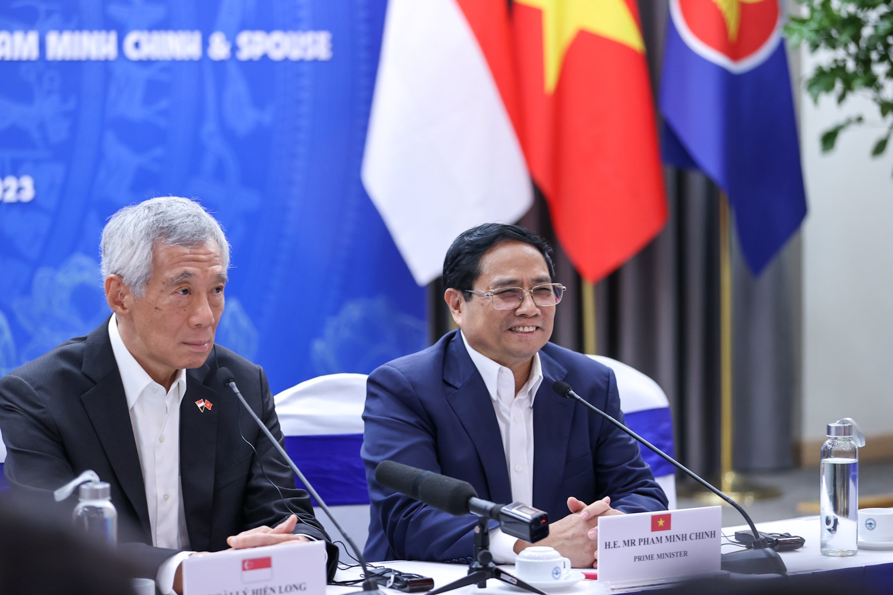 Hai Thủ tướng Việt Nam, Singapore &quot;thấy trẻ lại&quot; khi đối thoại với thanh niên, sinh viên - Ảnh 1.