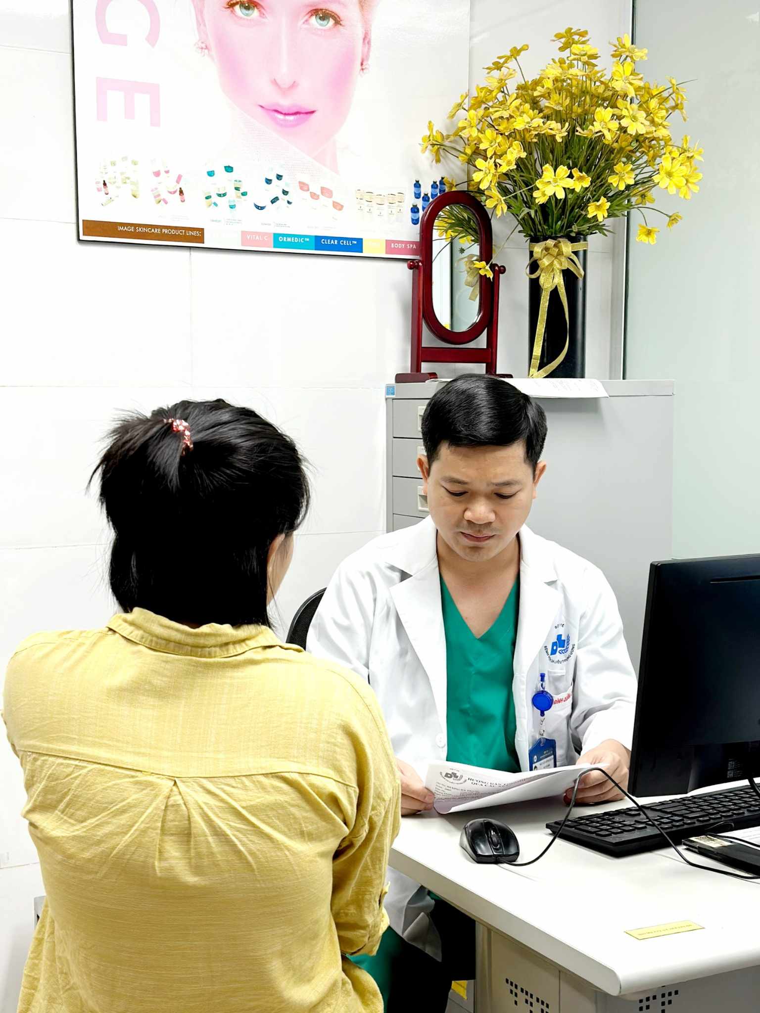 Bé gái bị hoại tử nghiêm trọng 2 nách sau khi đi &quot;đốt điện&quot; chữa hôi nách ở spa - Ảnh 3.