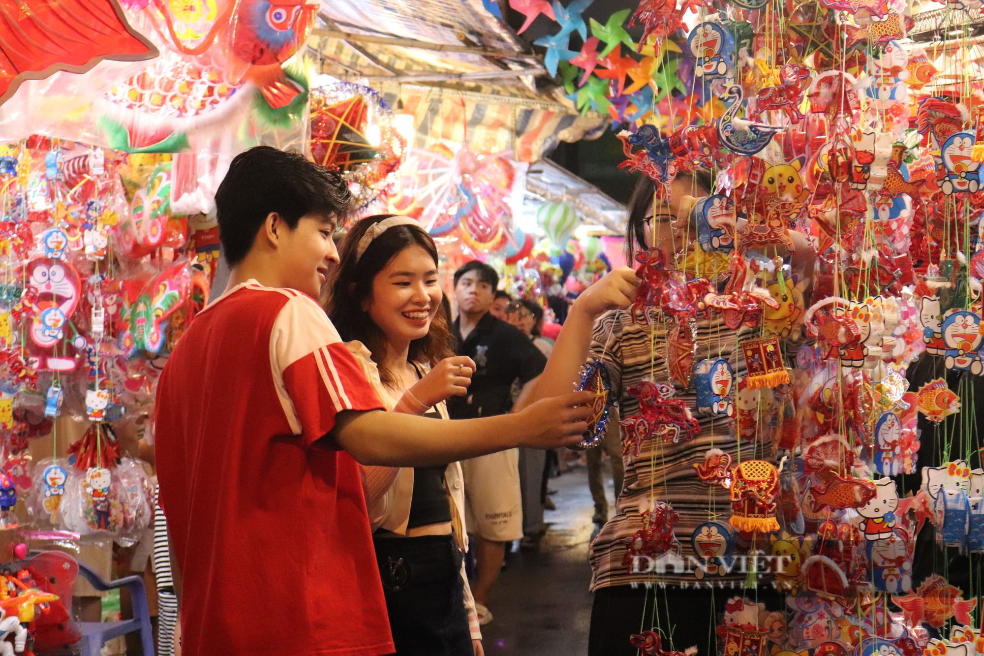Phố lồng đèn quận 5 đã “lên đèn”, người Sài Gòn tấp nập check-in Trung thu sớm - Ảnh 1.