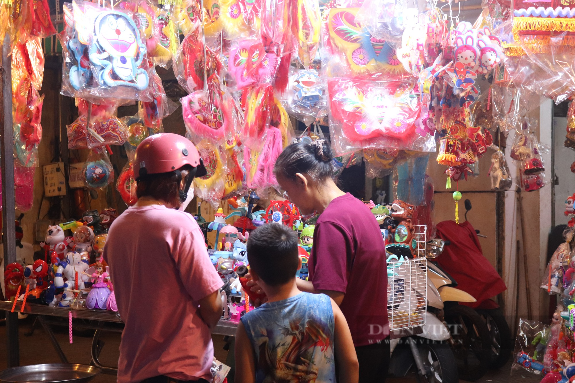 Phố lồng đèn quận 5 đã “lên đèn”, người Sài Gòn tấp nập check-in Trung thu sớm - Ảnh 5.