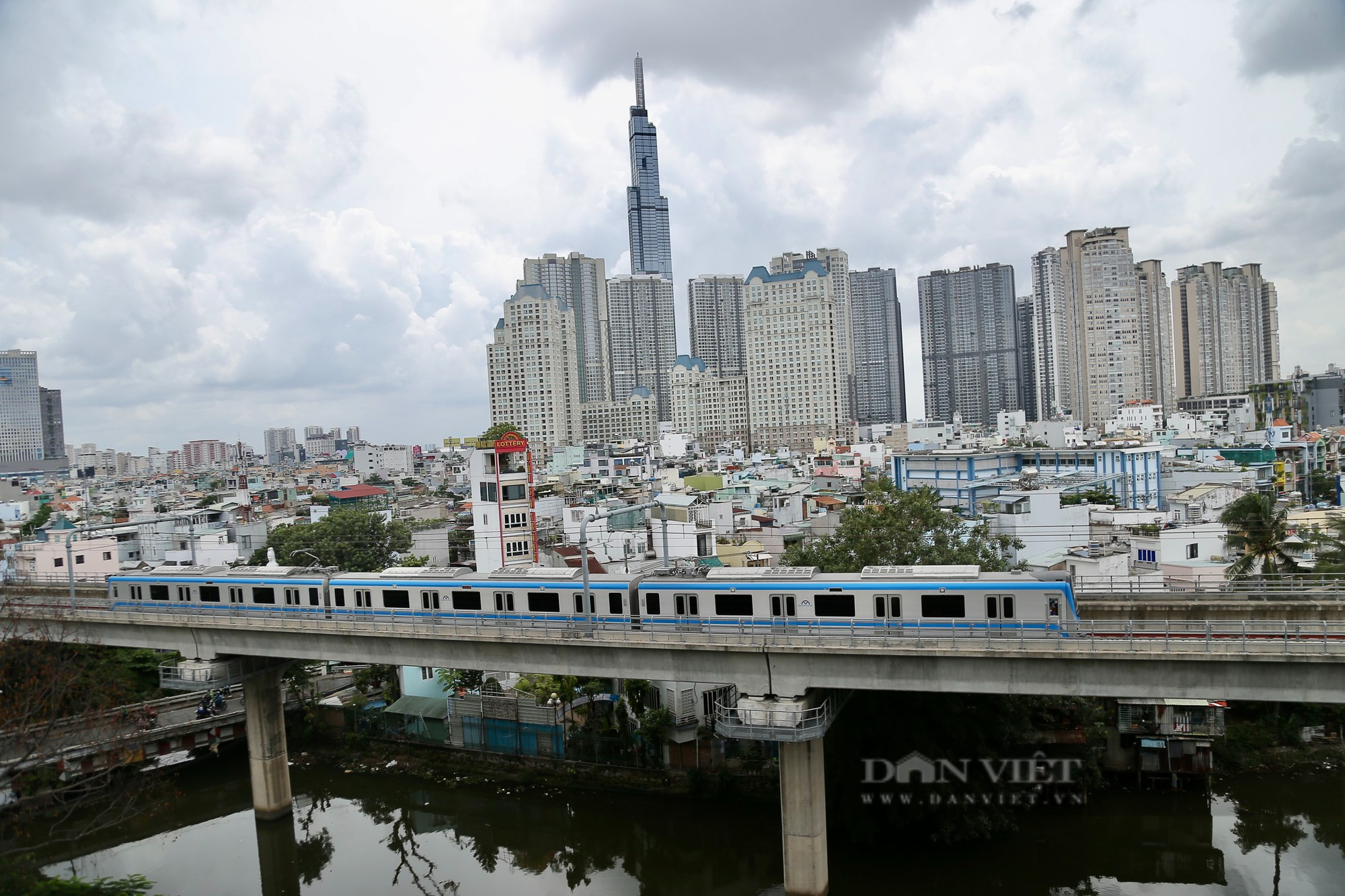 Người dân Sài Gòn háo hức khi tuyến metro chạy thử toàn tuyến sau hơn 10 năm đợi chờ - Ảnh 2.