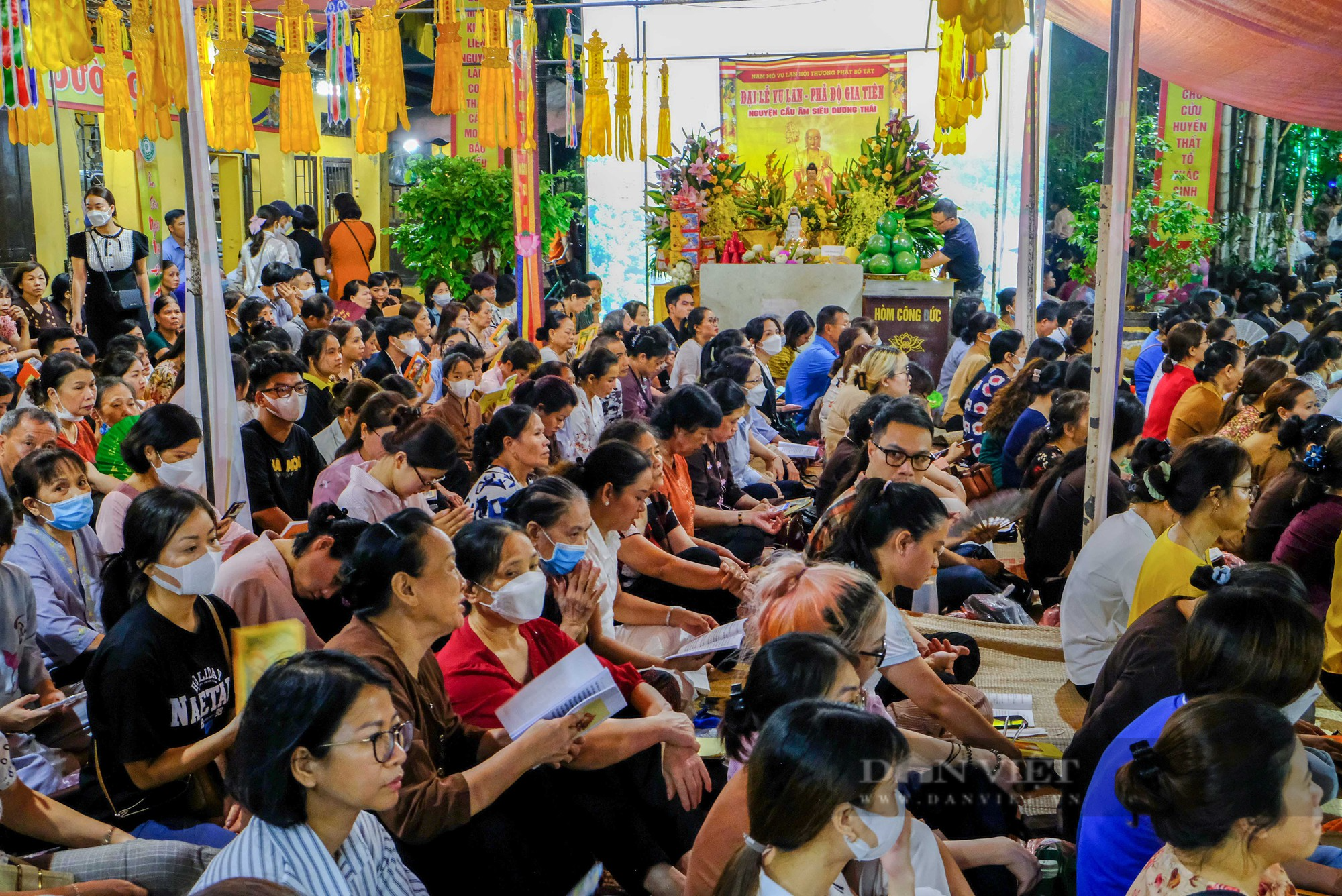 Sân chùa Phúc Khánh chật kín người dịp lễ Vu Lan - Ảnh 2.