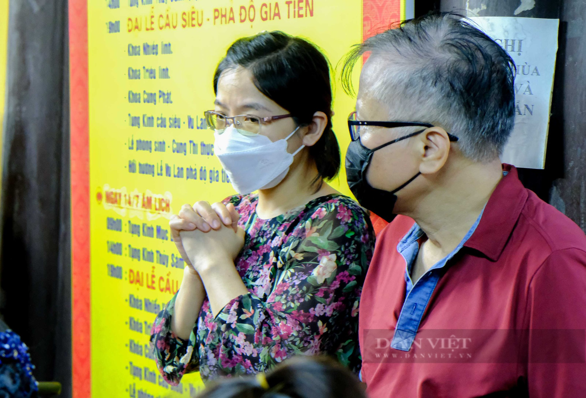 Sân chùa Phúc Khánh chật kín người dịp lễ Vu Lan - Ảnh 3.