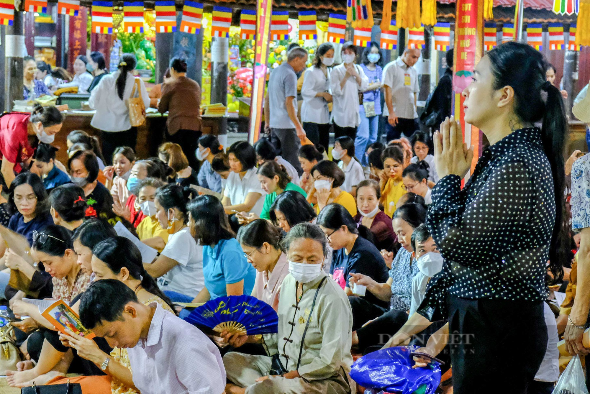Sân chùa Phúc Khánh chật kín người dịp lễ Vu Lan - Ảnh 4.