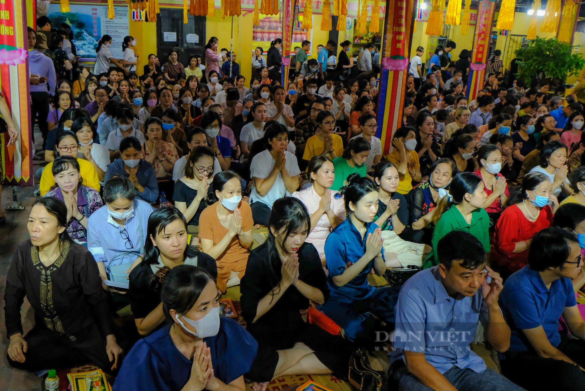 Sân chùa Phúc Khánh chật kín người dịp lễ Vu Lan - Ảnh 5.