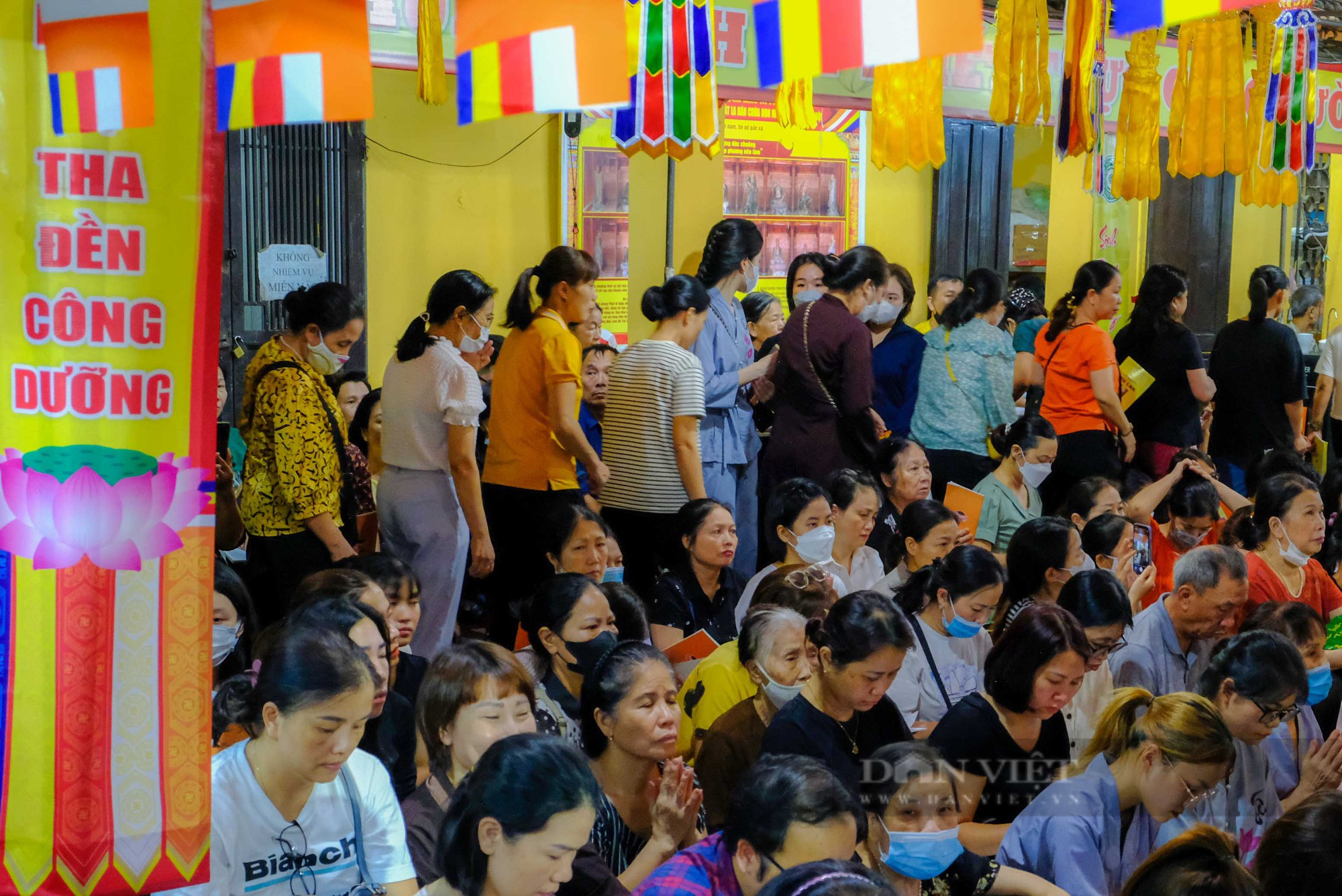 Sân chùa Phúc Khánh chật kín người dịp lễ Vu Lan - Ảnh 7.