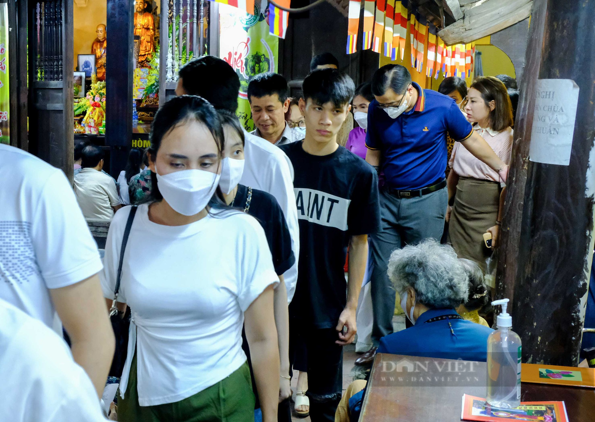 Sân chùa Phúc Khánh chật kín người dịp lễ Vu Lan - Ảnh 9.