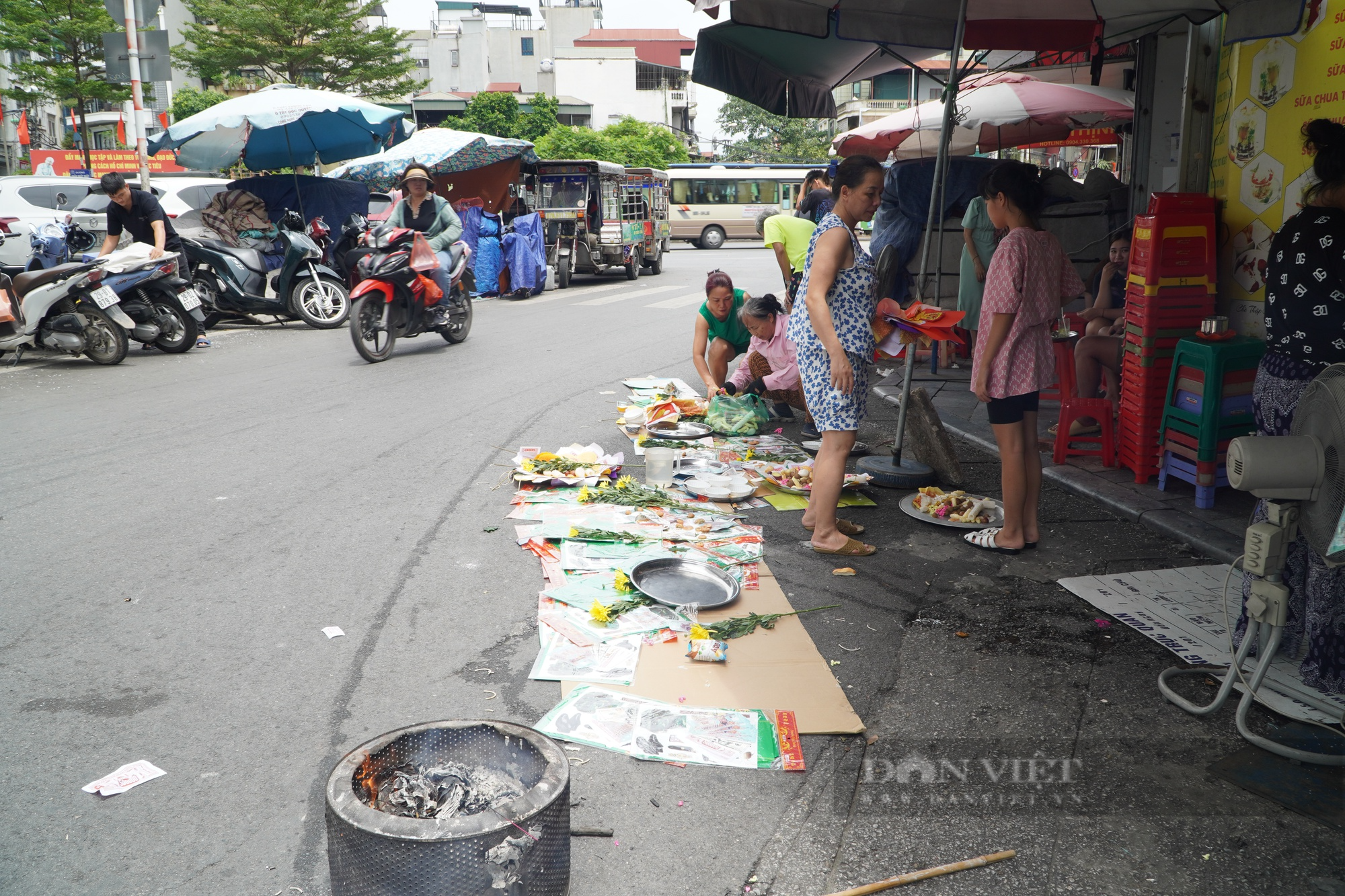 Phố phường Hà Nội đỏ lửa vì người dân đốt vàng mã cúng rằm tháng 7 - Ảnh 1.