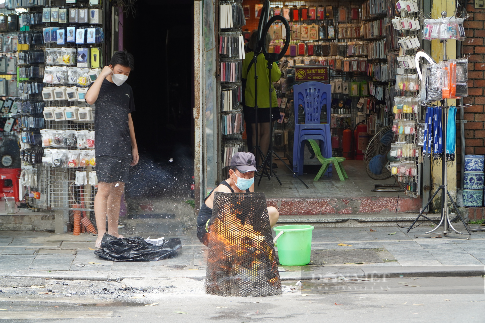 Phố phường Hà Nội đỏ lửa vì người dân đốt vàng mã cúng rằm tháng 7 - Ảnh 9.