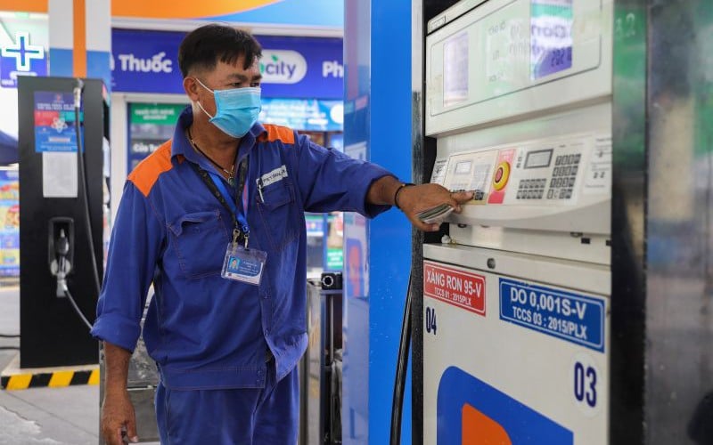 Giá xăng dầu hôm nay 30/8: Đà tăng không &quot;phanh&quot; khi USD trượt giá, &quot;ngóng&quot; bão Idalia