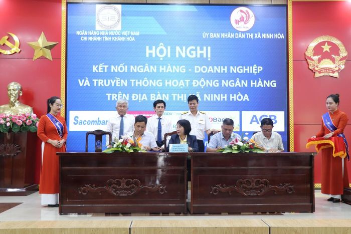 Ký kết các hợp đồng tín dụng ở Khánh Hòa trị giá gần 106 tỷ đồng - Ảnh 1. Ký kết các hợp đồng tín dụng ở Khánh Hòa trị giá gần 106 tỷ đồng - Ảnh 1.