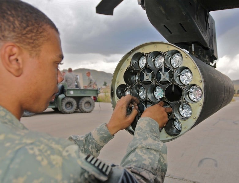 Bất ngờ lớn khi trực thăng Mi-24V Ukraine dùng rocket Mỹ - Ảnh 12.