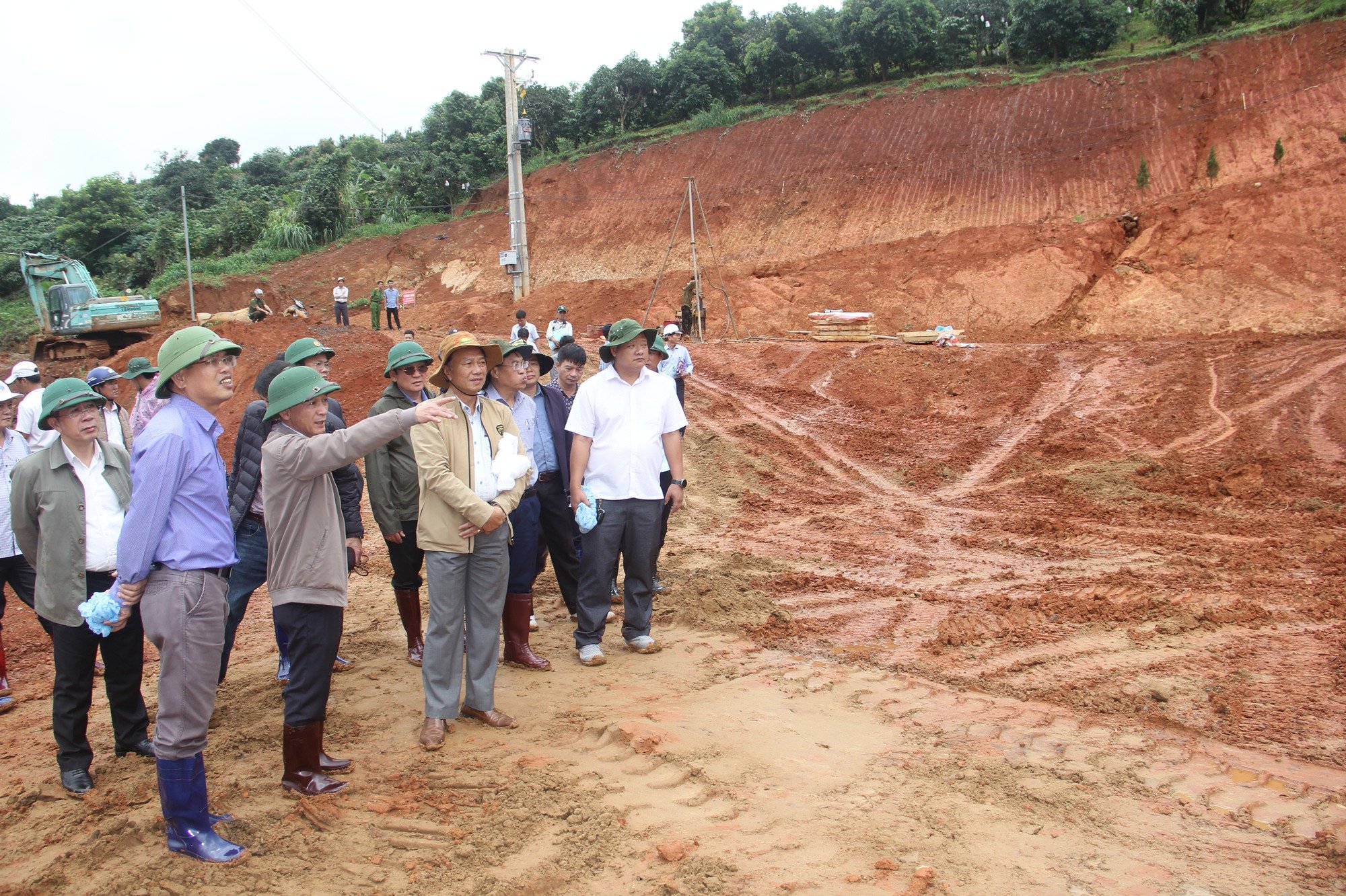 Khu vực sạt lở đất gần hồ chứa nước Đông Thanh, độ sâu 8-12 mét chủ yếu là đất cao lanh, đất mùn - Ảnh 1.