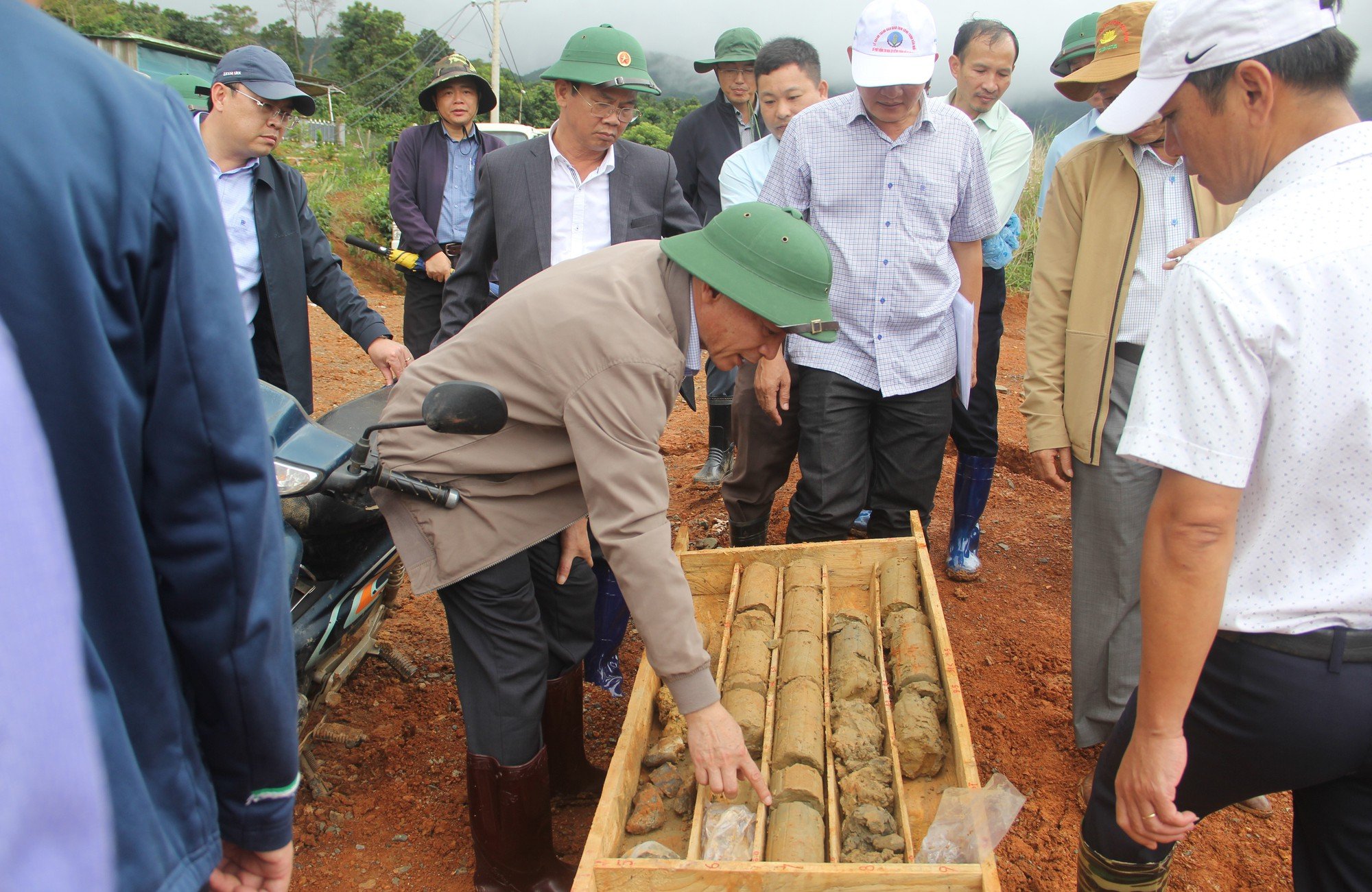 Khu vực sạt lở đất gần hồ chứa nước Đông Thanh, độ sâu 8-12 mét chủ yếu là đất cao lanh, đất mùn - Ảnh 4.