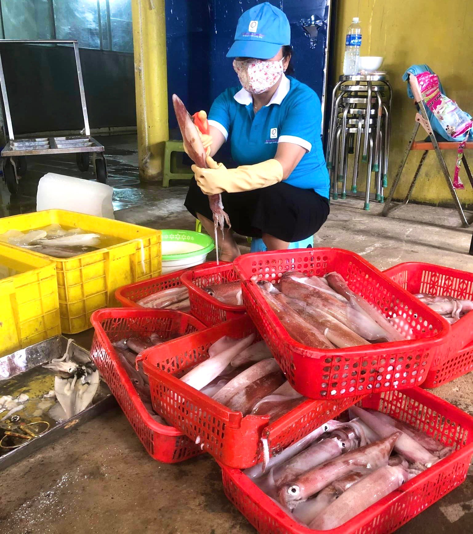 Nông dân Việt Nam xuất sắc năm 2023 đến từ Quảng Bình là giám đốc mua hải sản rồi làm ra 13 sản phẩm OCOP - Ảnh 4.