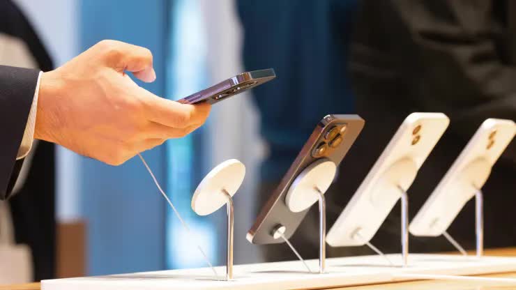 iPhone 14 dẫn đầu doanh số smartphone toàn cầu khi người tiêu dùng ưa chuộng điện thoại cao cấp - Ảnh 1.