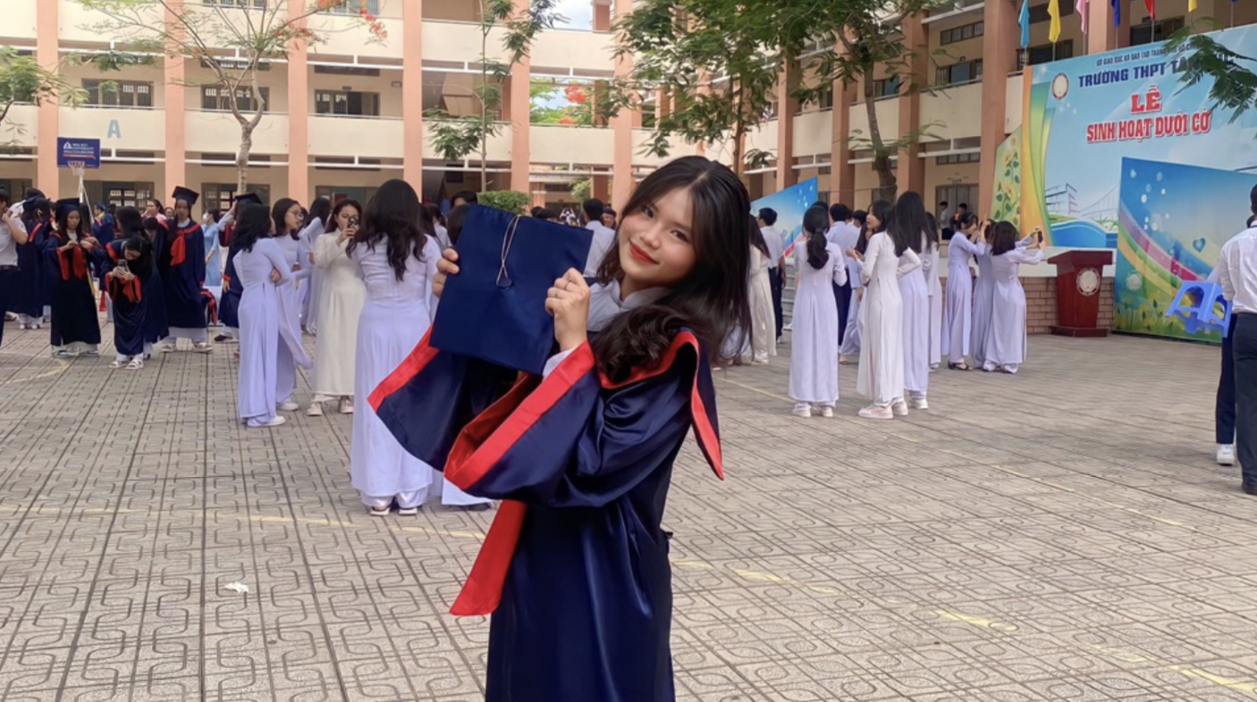 Nữ sinh ngày đến trường, tối cởi bộ đồng phục học sinh đi làm thêm kiếm tiền  - Ảnh 1.