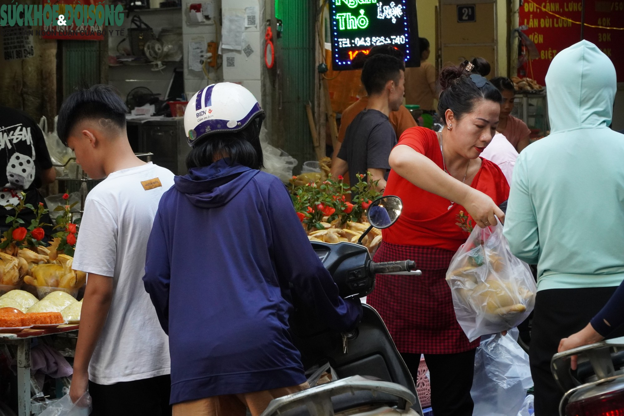 Gà ngậm hoa hồng hút hàng ngày Rằm tháng 7 - Ảnh 2.