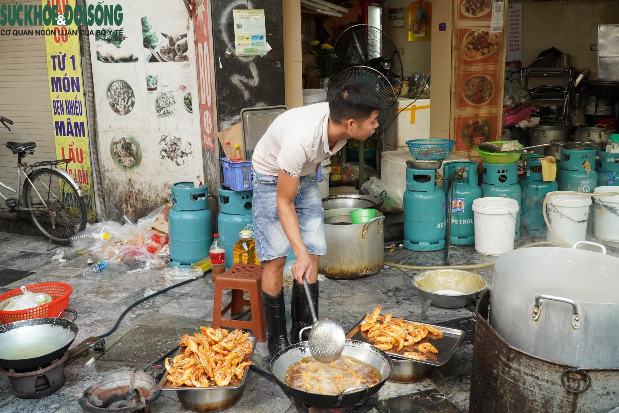 Gà ngậm hoa hồng hút hàng ngày Rằm tháng 7 - Ảnh 4.