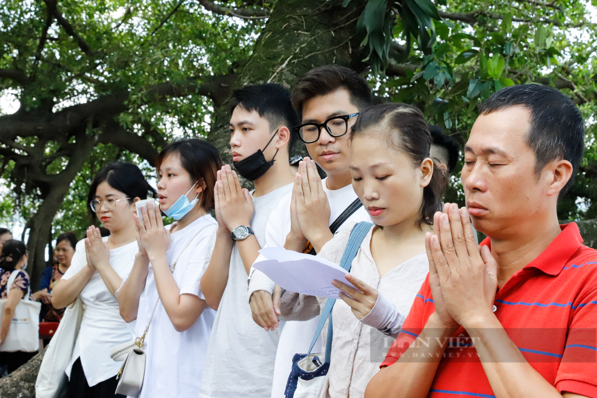Dân văn phòng nghỉ làm sớm đổ về phủ Tây Hồ lễ Rằm tháng 7 - Ảnh 8.