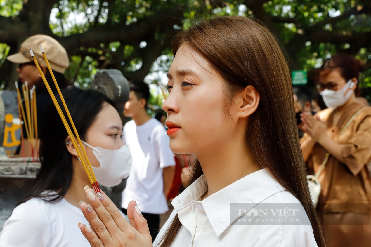 Dân văn phòng nghỉ làm sớm đổ về phủ Tây Hồ lễ Rằm tháng 7 - Ảnh 5.