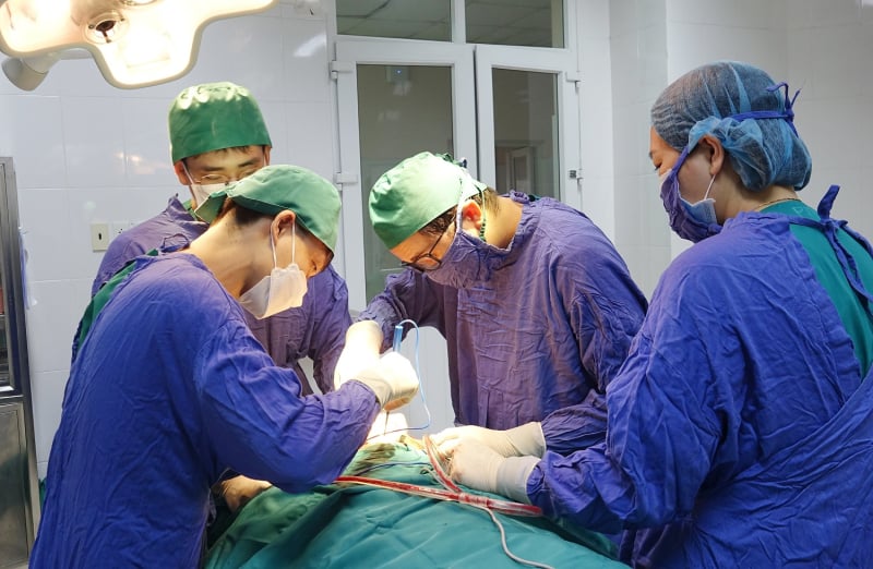 Khối u mỡ khủng như &quot;bướu lạc đà&quot; khiến gáy người đàn ông biến dạng - Ảnh 2.