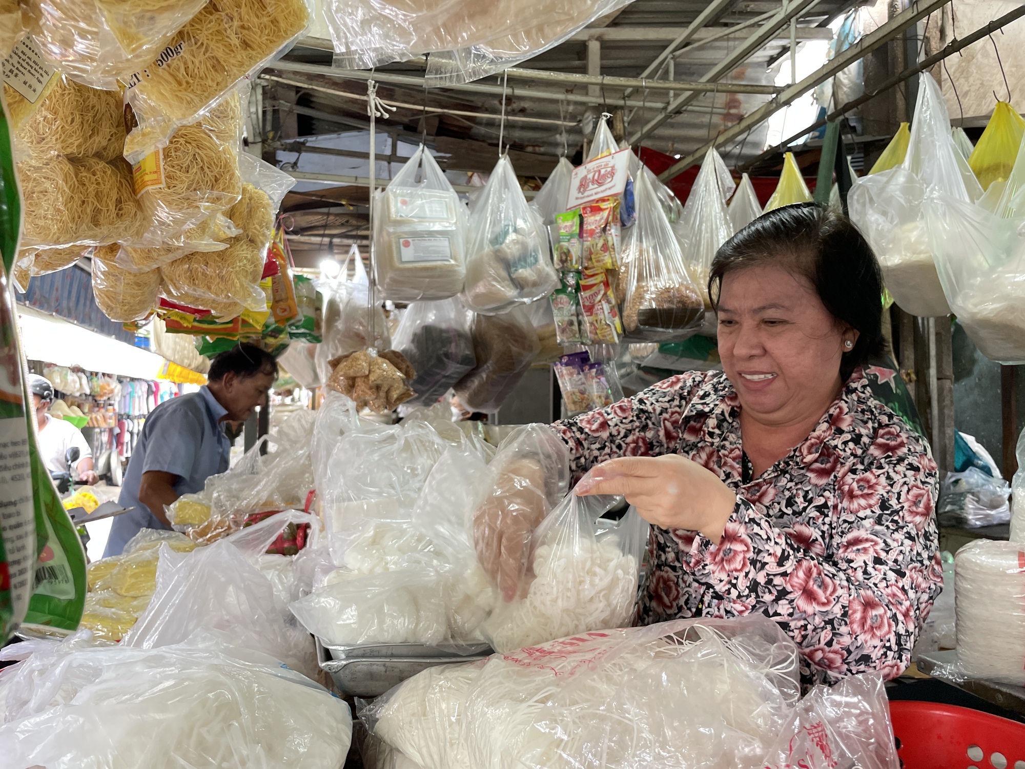 Diễn biến lạ tại chợ &quot;nhà lầu, xe hơi&quot; lớn nhất Sài Gòn dịp Vu lan - Ảnh 3.