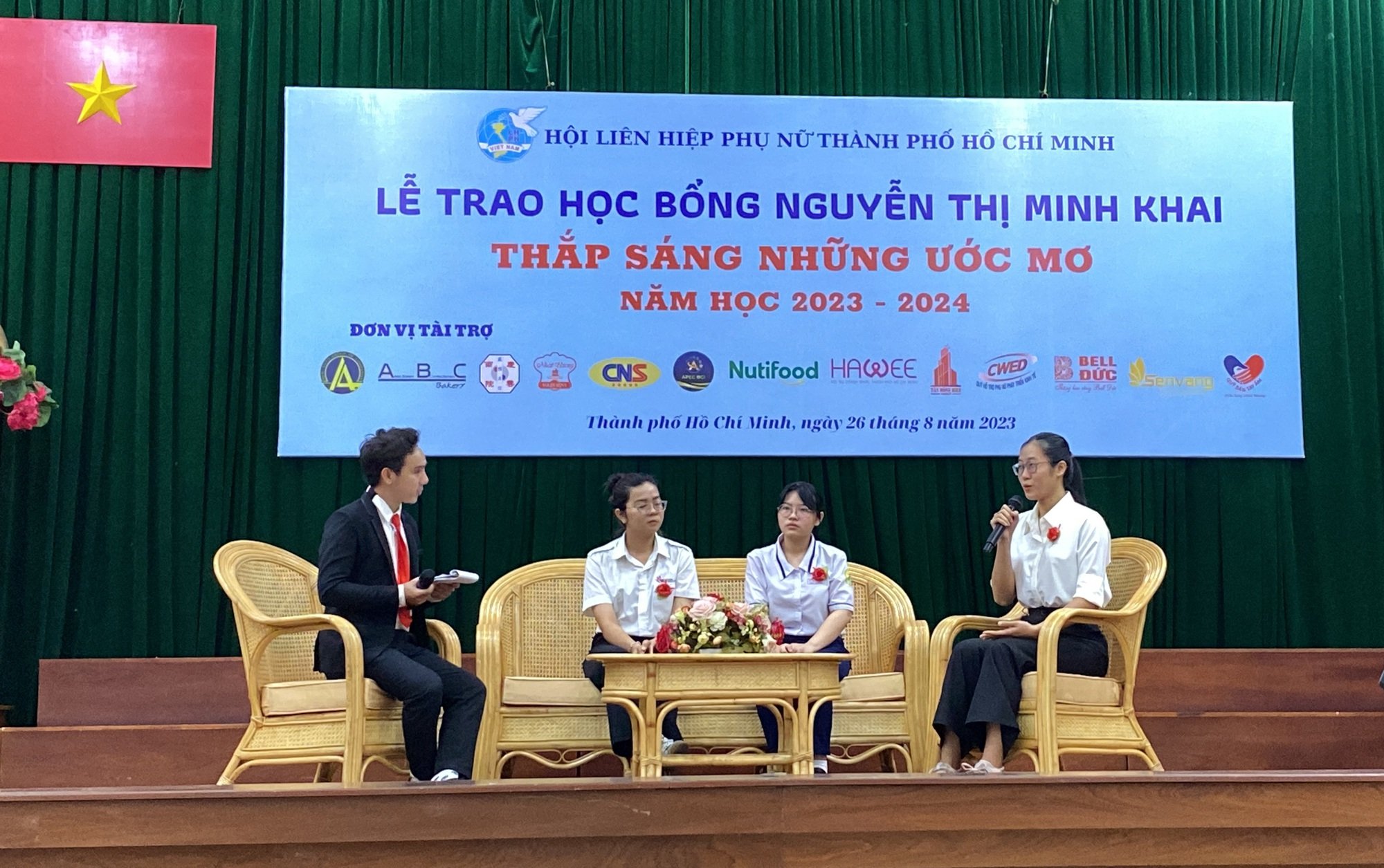 Nutifood tiếp sức cho học sinh, sinh viên nghèo thực hiện mơ ước đến trường - Ảnh 2.