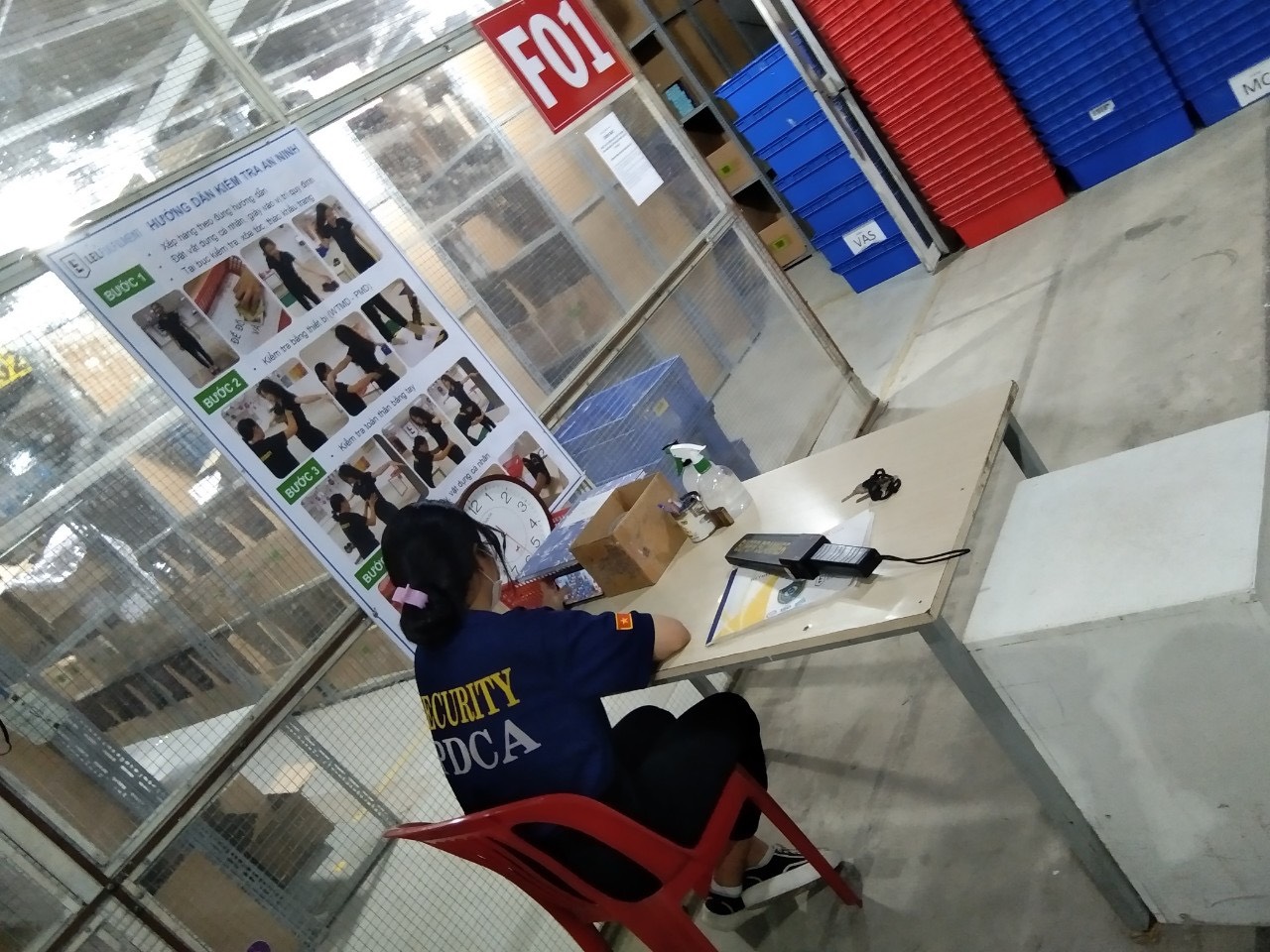 Nữ sinh ngày đến trường, tối cởi bộ đồng phục học sinh đi làm thêm kiếm tiền  - Ảnh 2.