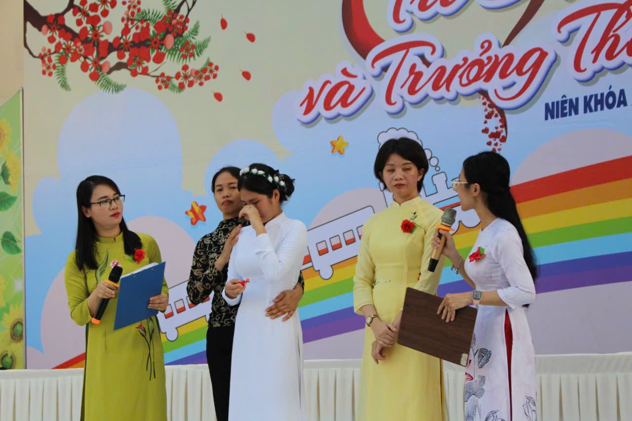 Nữ sinh ngày đến trường, tối cởi bộ đồng phục học sinh đi làm thêm kiếm tiền  - Ảnh 3.