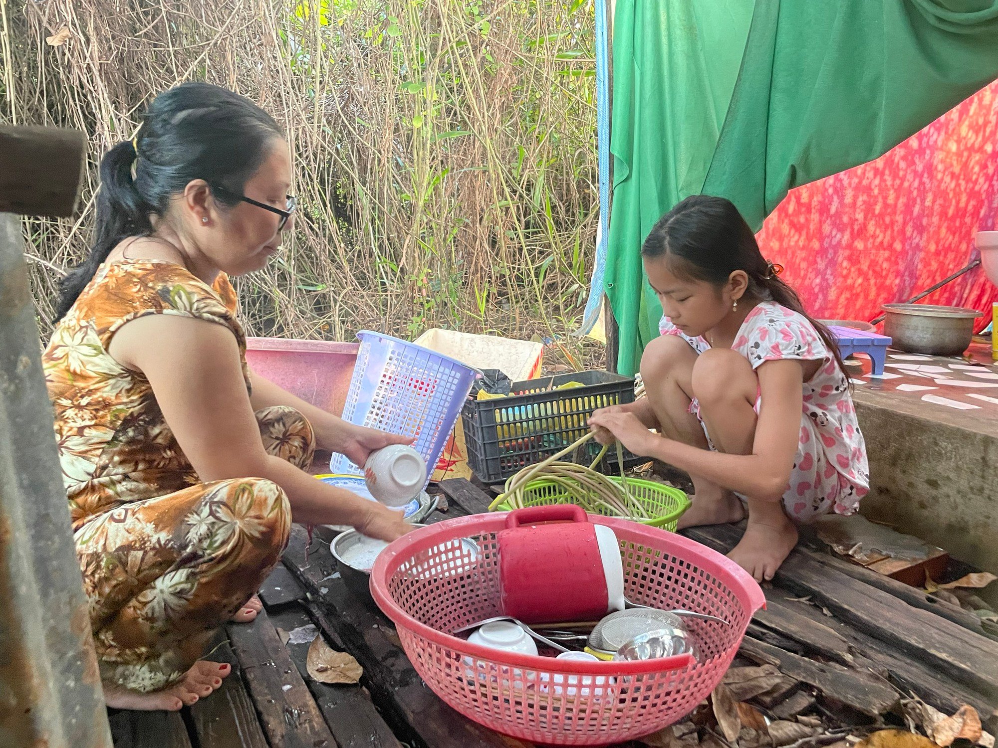 “Cha mẹ con đều bị bệnh, con lo không được đến trường, ước mơ làm bác sĩ khó thành hiện thực” - Ảnh 2.