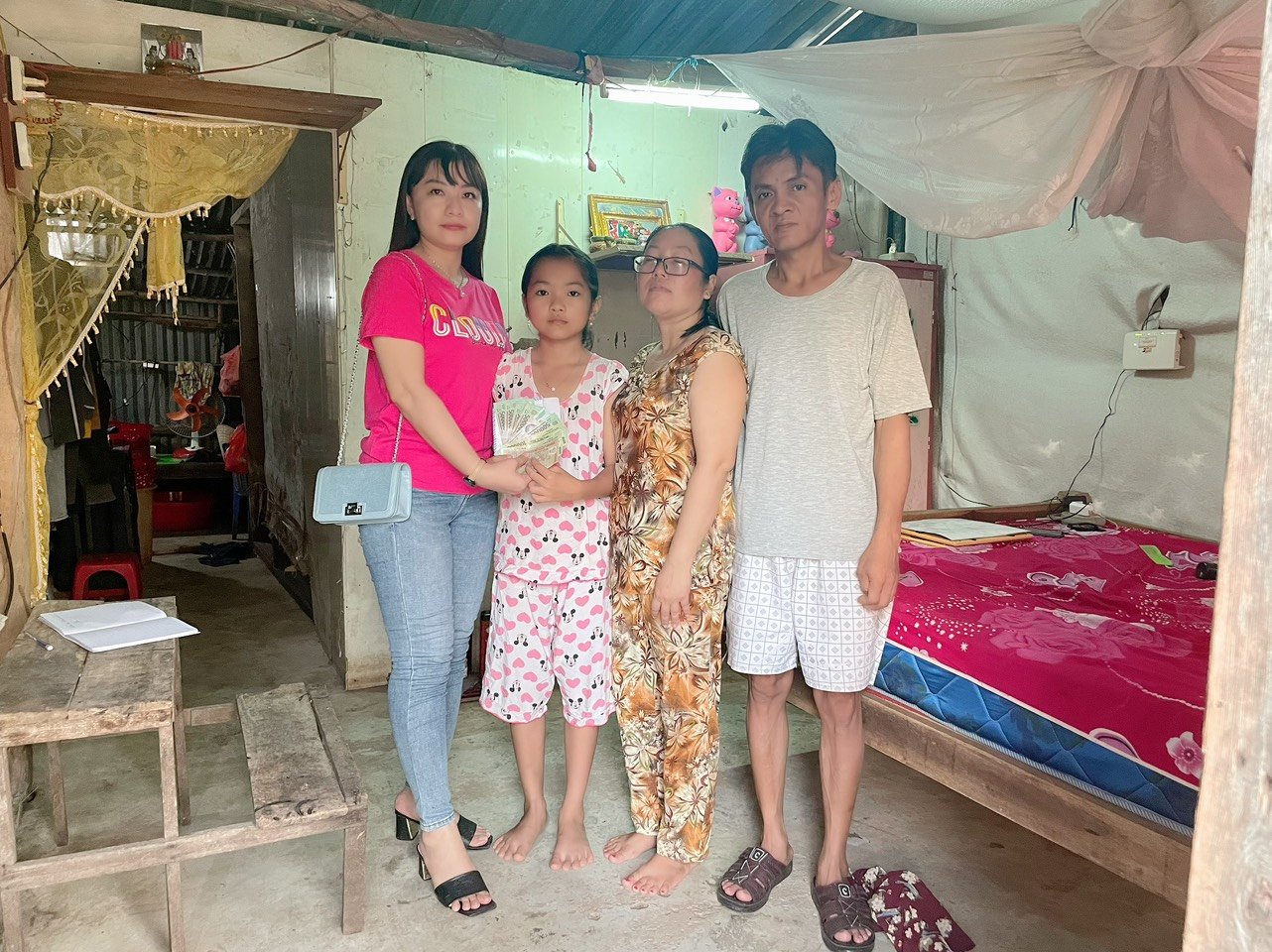 “Cha mẹ con đều bị bệnh, con lo không được đến trường, ước mơ làm bác sĩ khó thành hiện thực” - Ảnh 3.
