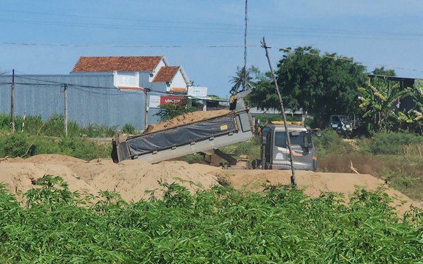 Quảng Ngãi:  Bãi đổ đất thải không sai nhưng chủ đầu tư cho tạm dừng vì dư luận thắc mắc