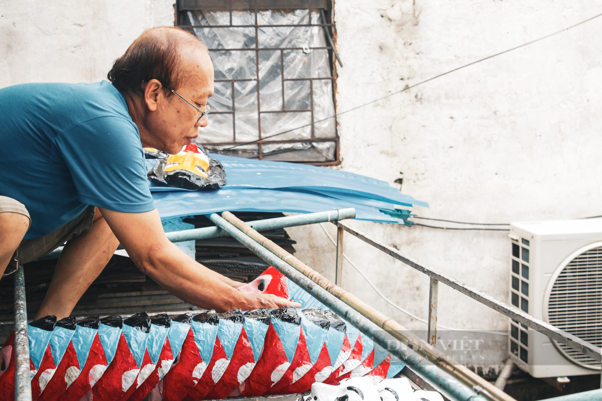 Nghệ nhân tiết lộ cách “nhào nặn” ra những chiếc mặt nạ bằng giấy bồi cực đẹp - Ảnh 5.