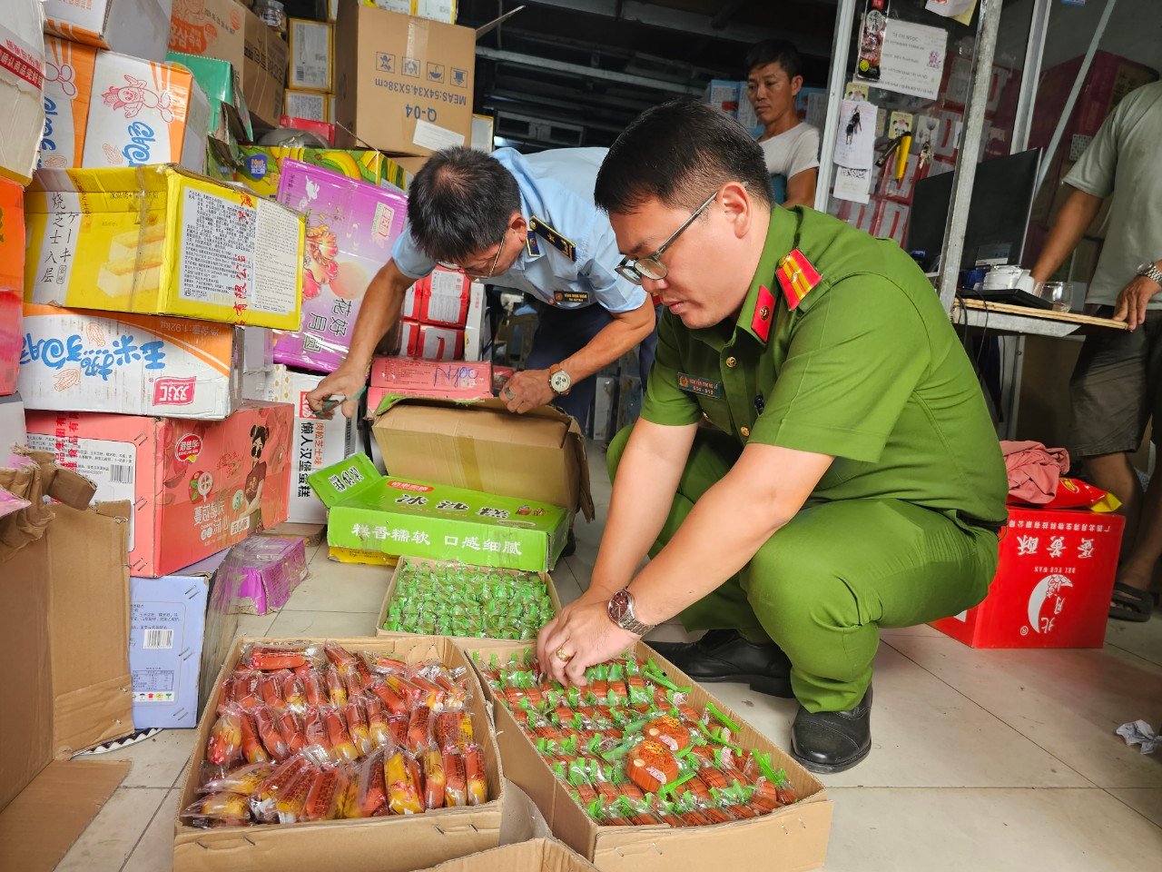 Xử lý "nóng" hàng loạt vụ buôn bán bánh trung thu nhập lậu - Ảnh 2. Xử lý "nóng" hàng loạt vụ buôn bán bánh trung thu nhập lậu - Ảnh 2.