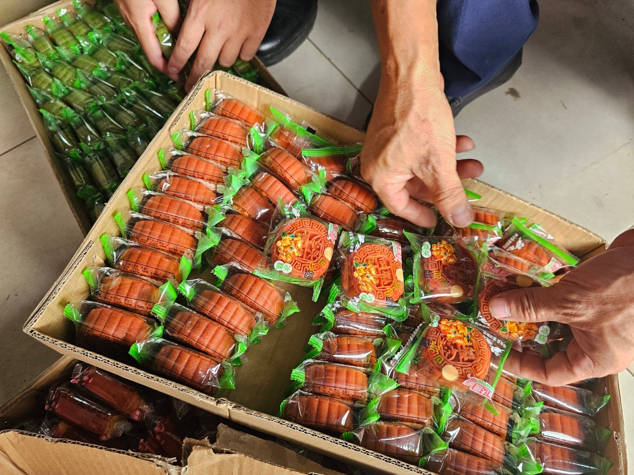 Xử lý "nóng" hàng loạt vụ buôn bán bánh trung thu nhập lậu - Ảnh 3. Xử lý "nóng" hàng loạt vụ buôn bán bánh trung thu nhập lậu - Ảnh 3.