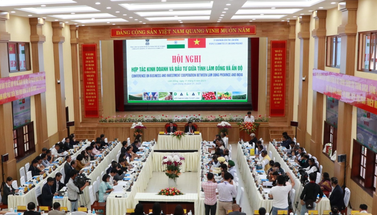 Tổng lãnh sự Ấn Độ tại TP. Hồ Chí Minh ấn tượng với Đại bảo tháp kinh luân lớn nhất thế giới - Ảnh 1.