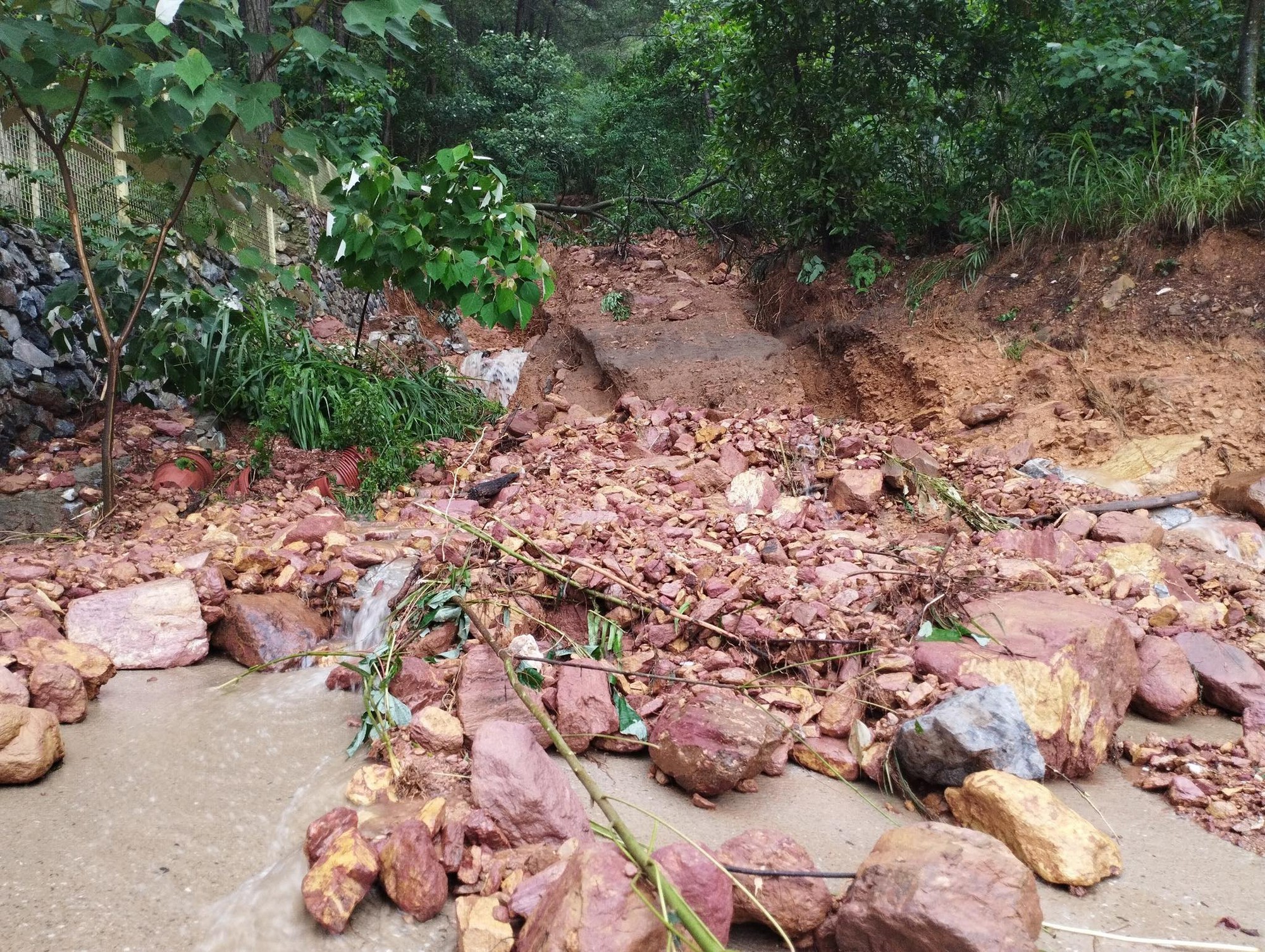 Hà Nội: Hàng loạt xe sang bị vùi trong bùn đất ở Sóc Sơn đã được &quot;giải cứu&quot;, cẩu ra khỏi hiện trường - Ảnh 1.