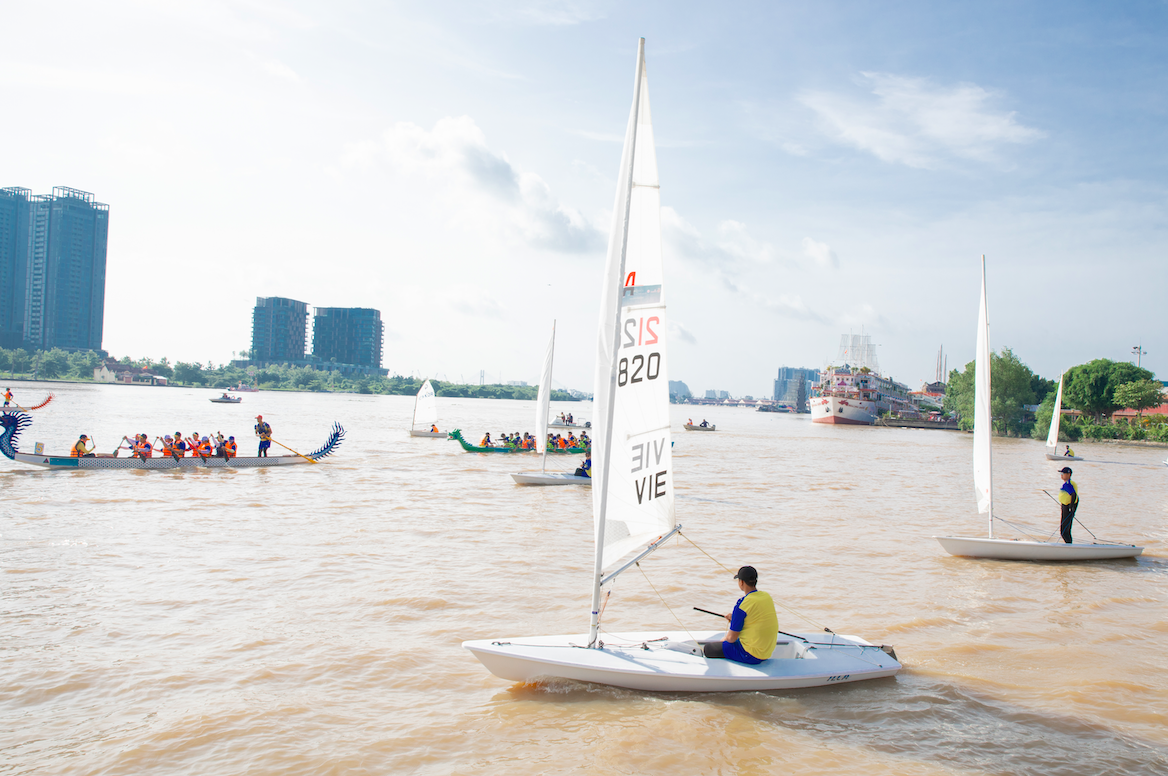 Tour trên sông Sài Gòn gây sốt, tàu nhà hàng kín chỗ - Ảnh 2.