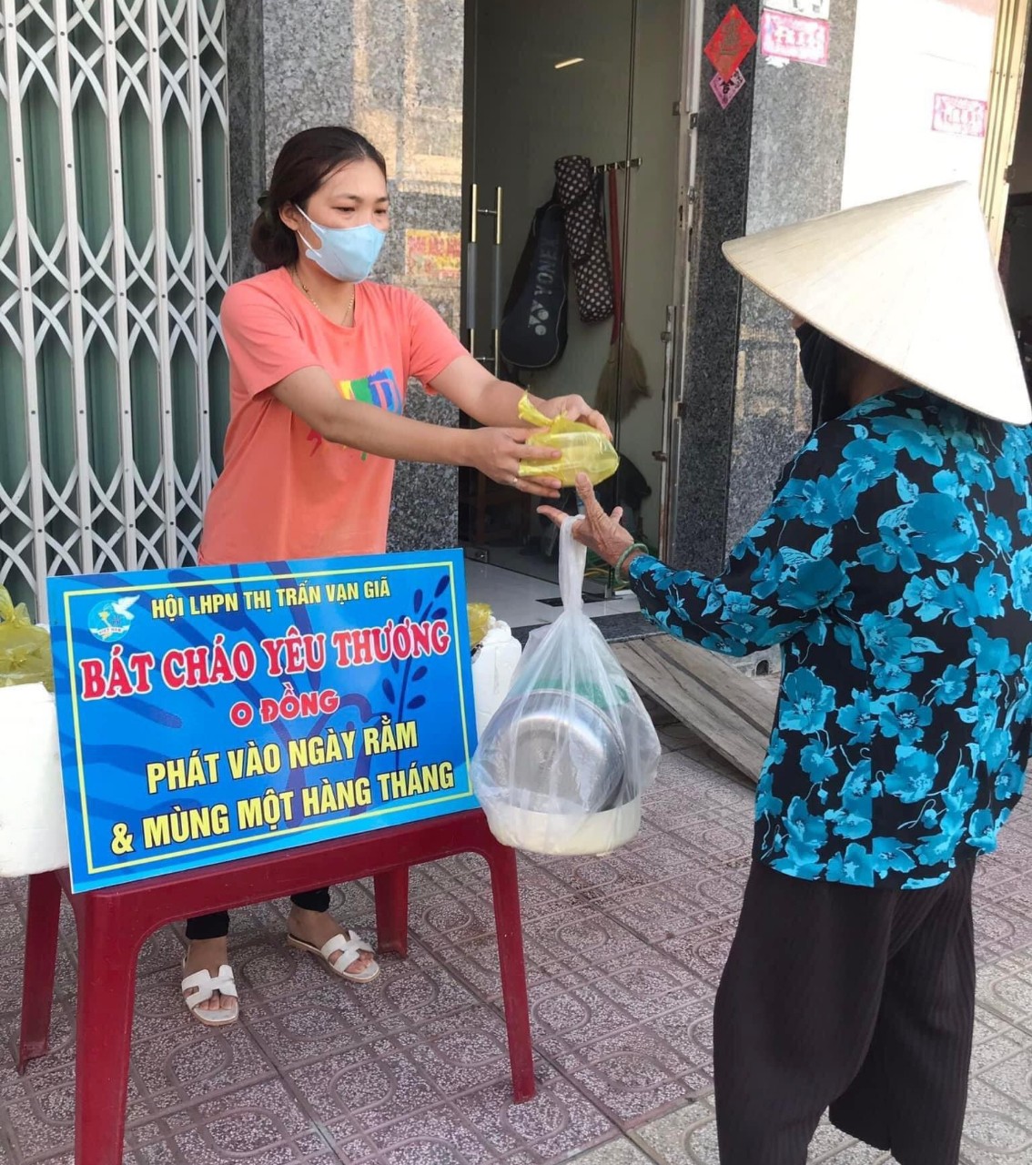 Nồi cháo yêu thương mang hơi ấm đến các gia đình ở Khánh Hòa - Ảnh 3.