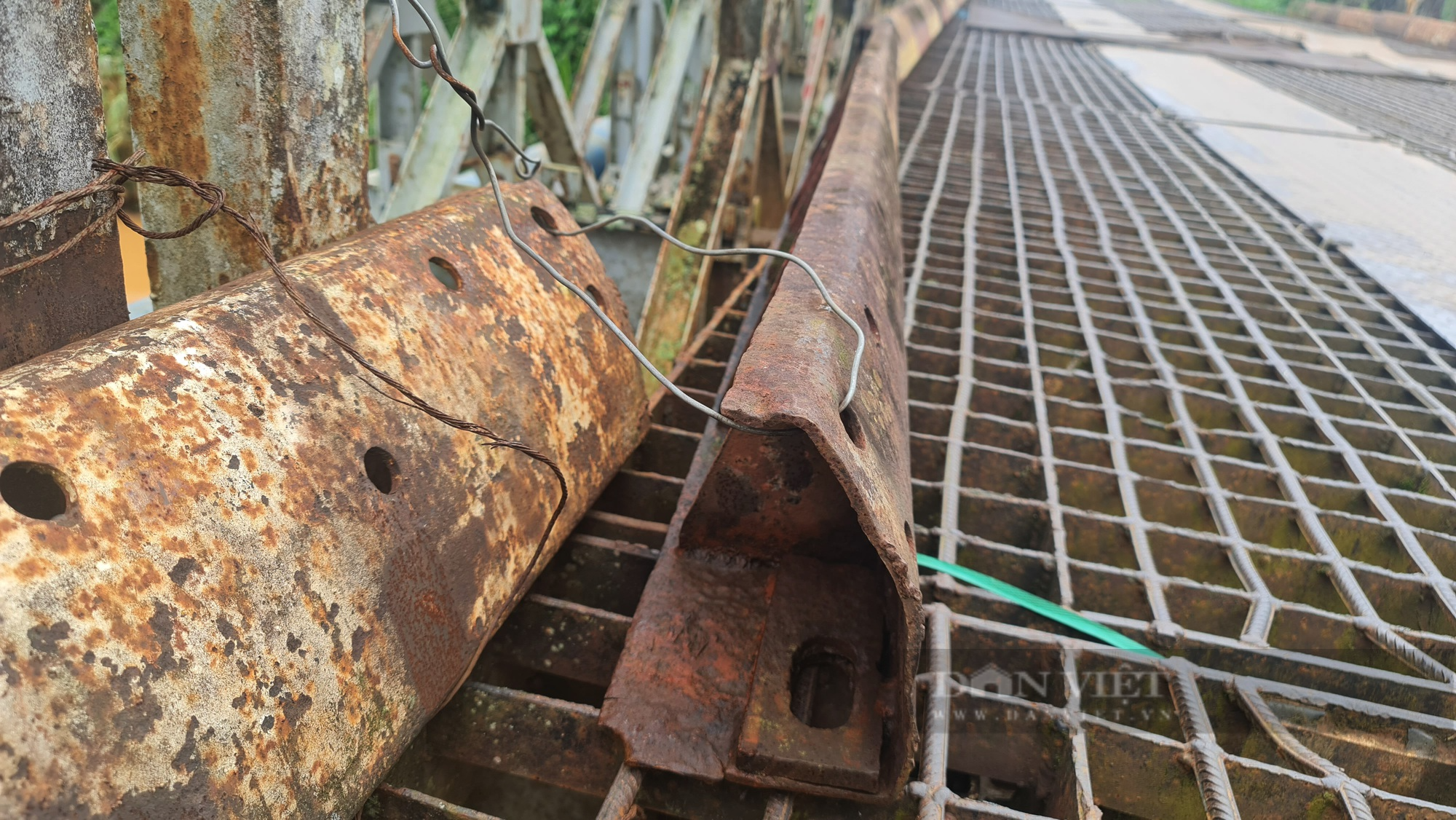Ớn lạnh khi đi qua cây cầu Tổng Đội, tấm sắt vênh lên mặt cầu gần 1 gang tay - Ảnh 4.