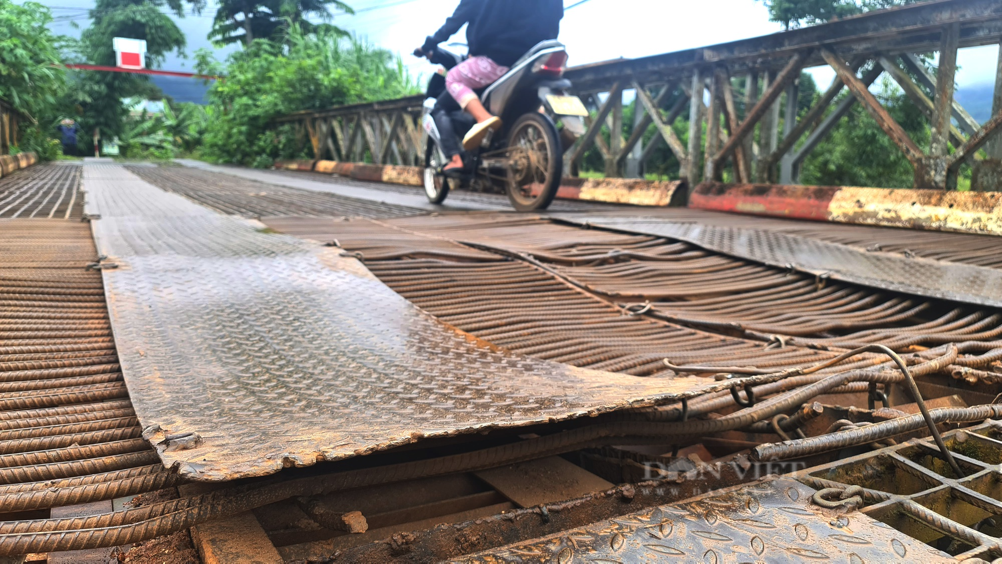 Ớn lạnh khi đi qua cây cầu Tổng Đội, tấm sắt vênh lên mặt cầu gần 1 gang tay - Ảnh 5.