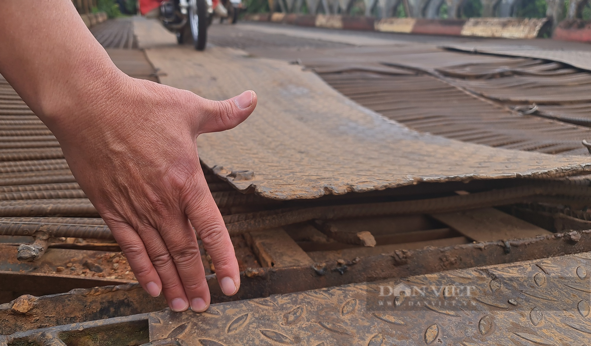 Ớn lạnh khi đi qua cây cầu Tổng Đội, tấm sắt vênh lên mặt cầu gần 1 gang tay - Ảnh 7.