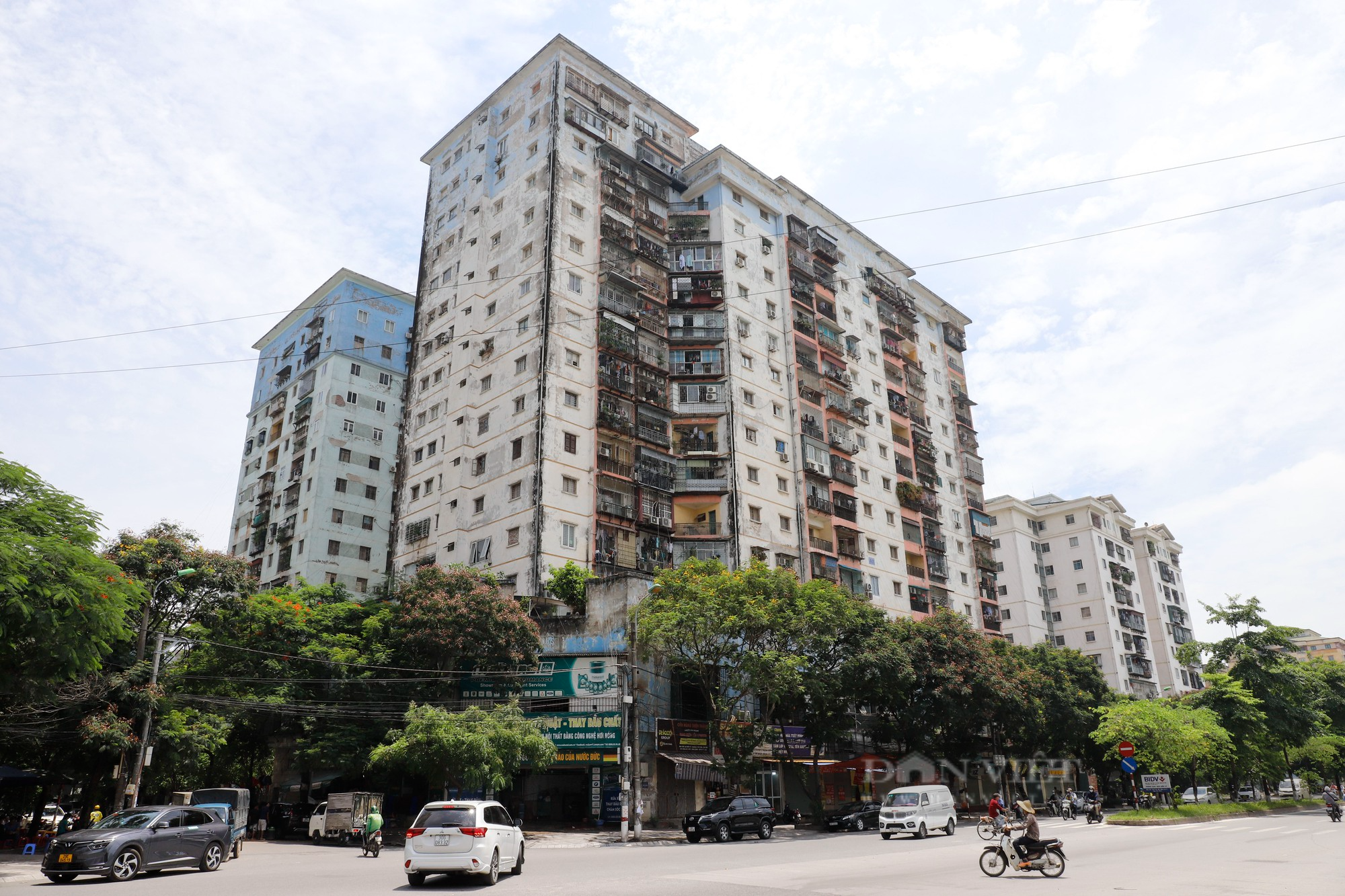 Bí thư Thành uỷ Hà Nội chỉ đạo làm rõ thông tin chung cư tại Hà Nội treo lơ lửng &quot;chuồng cọp&quot; - Ảnh 1.