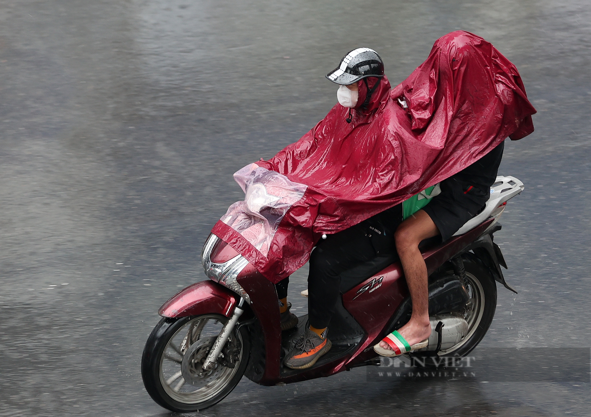 Hà Nội mưa cả ngày, nhiều ôtô phải bật đèn giữa trưa vì giảm tầm nhìn  - Ảnh 7.