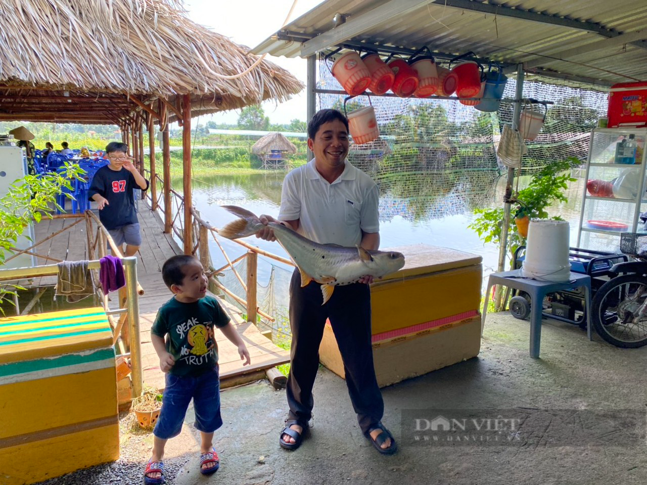 Trồng sầu riêng, nuôi cá, khách du lịch đến xem đông nghịt, nông dân Bà Rịa – Vũng Tàu thu tiền tỷ - Ảnh 1.